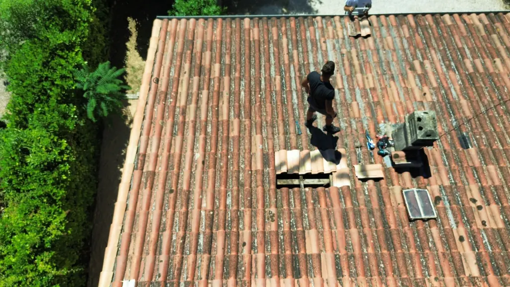 Vue drone d'une toiture rénovée par Maison Tahri à Aubagne